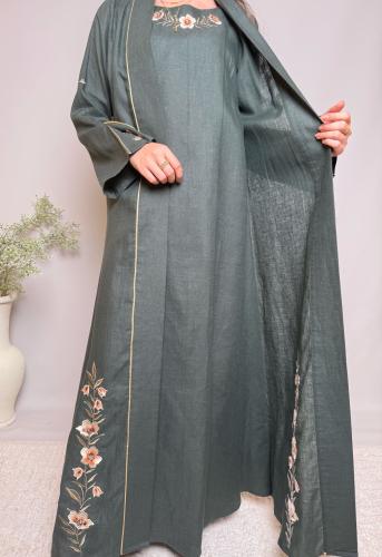 عباية باللون الزيتي مطرز بالورد