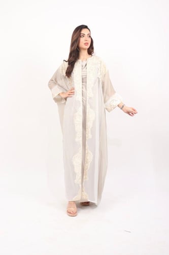 عباية بشت مطرزة بالذهبي