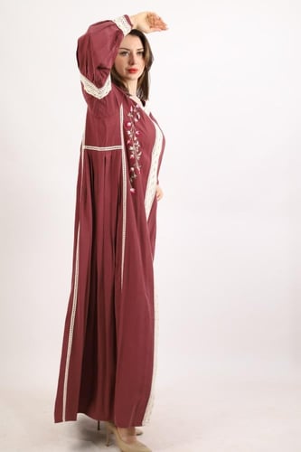 عباية دانتيل وزهور باللون البرغندي