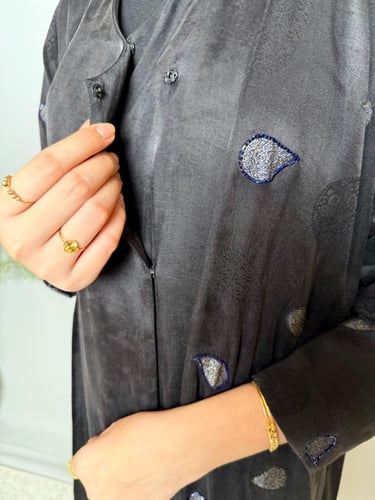 عباية سوداء مشكوكه بخرز نيلي