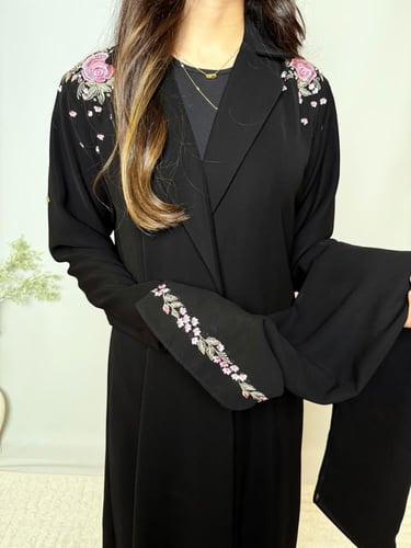 عباية بليزر اسود مطرزه بالورد متداخله مع الدانتيل