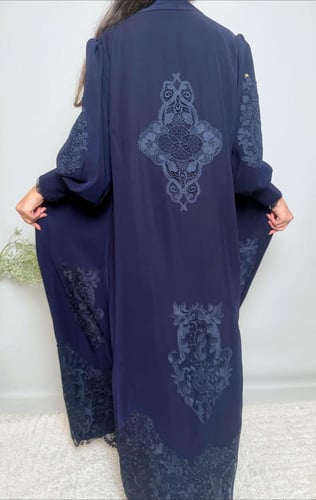 عباية دانتيل باللون الكحلي