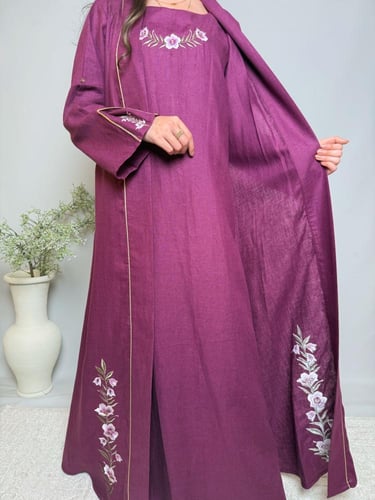 عباية باللون التوتي مطرز بالورد