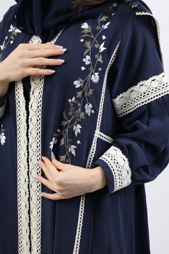 عباية دانتيل وزهور باللون الكحلي