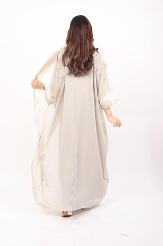 عباية بشت مطرزة بالذهبي