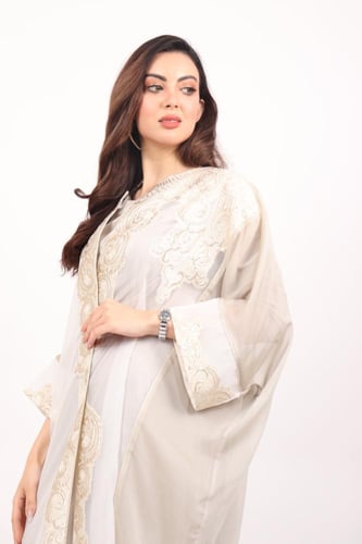 عباية بشت مطرزة بالذهبي