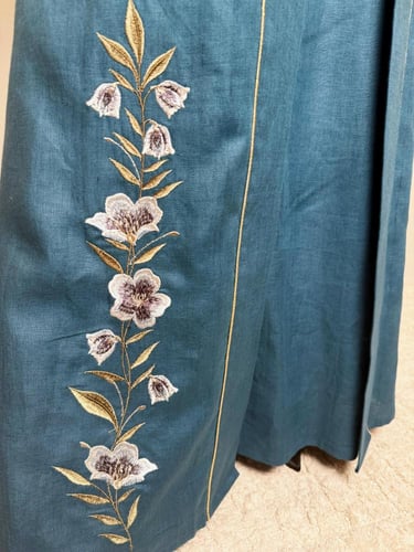 عباية باللون التركوازي مطرز بالورد