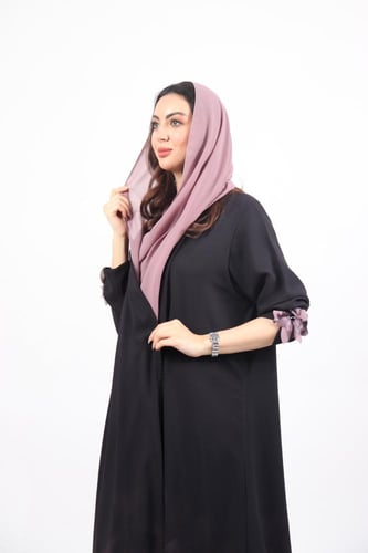 عباية بالوردة باللون الوردي