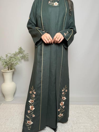 عباية باللون الزيتي مطرز بالورد