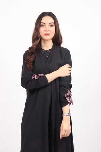 عباية بالوردة باللون الوردي