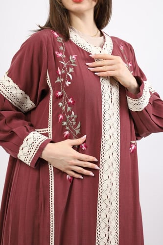 عباية دانتيل وزهور باللون البرغندي