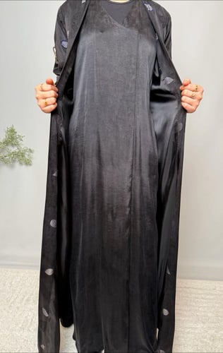 عباية سوداء مشكوكه بخرز نيلي