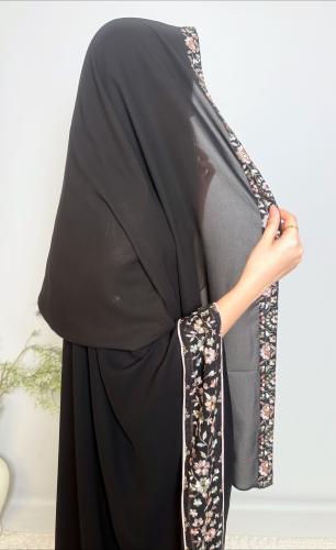 عباية سوداء مع فستان داخلي بتطريز هندي
