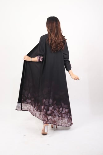 عباية بالوردة باللون الوردي