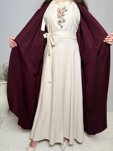 عباية لنن باللون العودي مطرزه بالورد