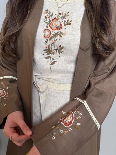 عباية لنن باللون البني مطرزة بالورد
