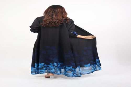 عباية بالوردة باللون ازرق