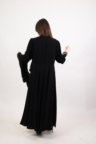 عباية باللون الأسود مطرزة من الخصر