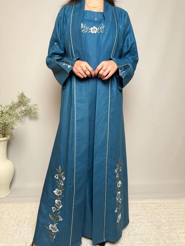 عباية باللون التركوازي مطرز بالورد