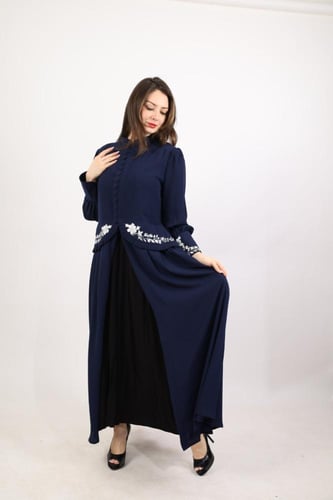 عباية باللون الكحلي مطرزه من الخصر