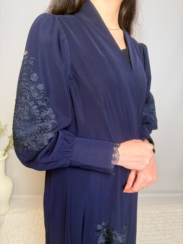 عباية دانتيل باللون الكحلي