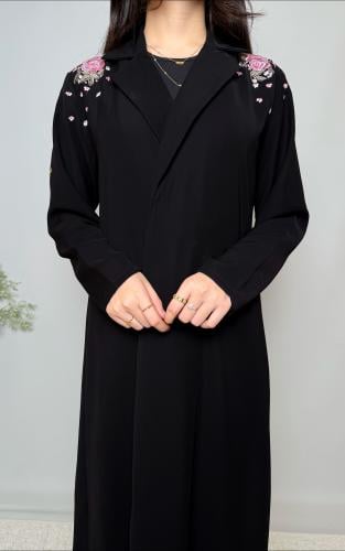 عباية بليزر اسود مطرزه بالورد متداخله مع الدانتيل