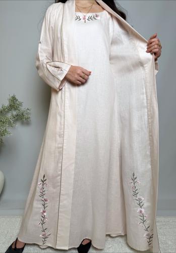 عبايه باللون الوردي الفاتح مطرزه بالورد