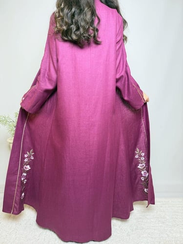 عباية باللون التوتي مطرز بالورد