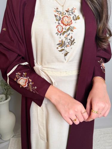 عباية لنن باللون العودي مطرزه بالورد