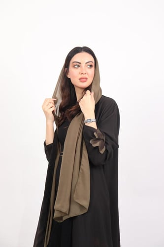 عباية بالوردة باللون زيتي