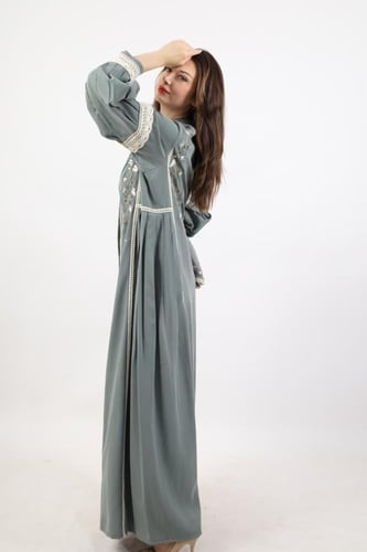 عباية دانتيل وزهور باللون الفستقي