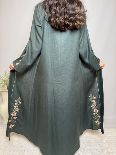 عباية باللون الزيتي مطرز بالورد