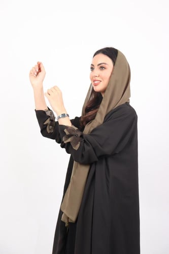 عباية بالوردة باللون زيتي