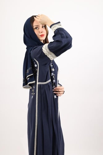 عباية دانتيل وزهور باللون الكحلي