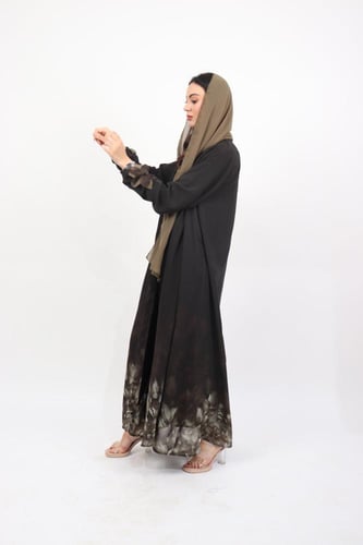 عباية بالوردة باللون زيتي