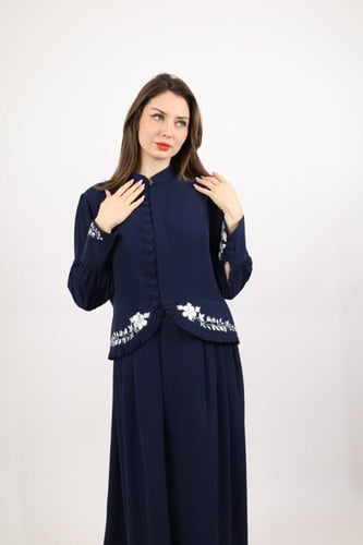 عباية باللون الكحلي مطرزه من الخصر