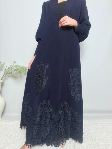 عباية دانتيل باللون الكحلي