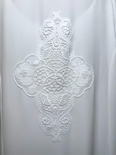 عباية دانتيل باللون الاوف وايت