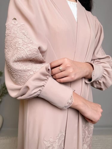 عباية دانتيل باللون النود