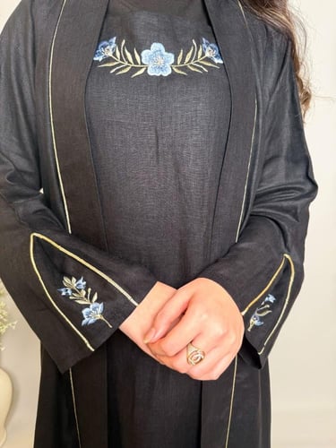 عباية سوداء مطرزه بالورد
