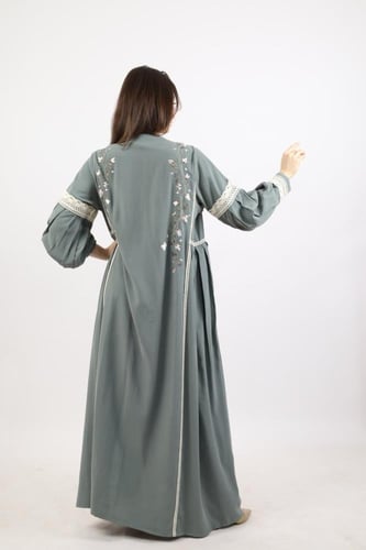 عباية دانتيل وزهور باللون الفستقي