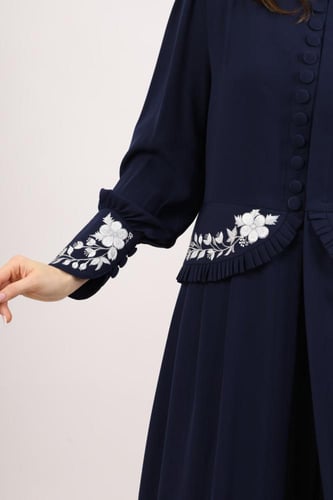 عباية باللون الكحلي مطرزه من الخصر