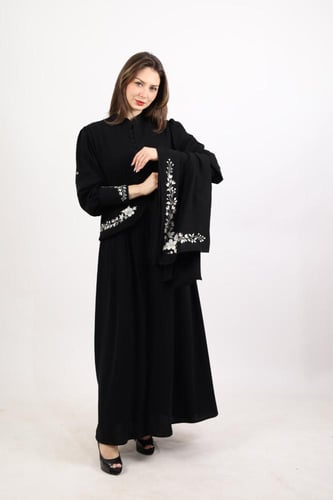 عباية باللون الأسود مطرزة من الخصر