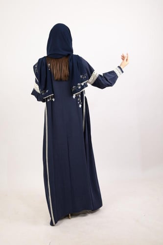 عباية دانتيل وزهور باللون الكحلي