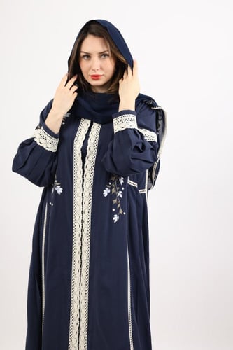 عباية دانتيل وزهور باللون الكحلي