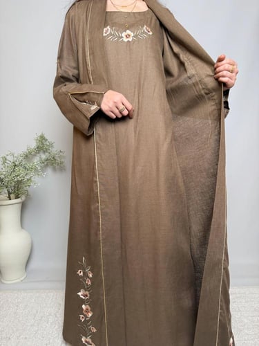 عبايه باللون البني مطرزه بالورد
