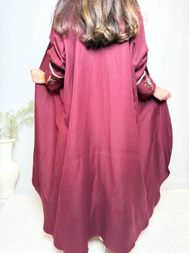 عباية لنن باللون العودي مطرزه بالورد