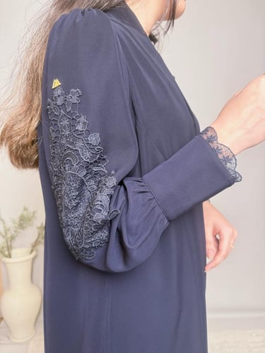 عباية دانتيل باللون الكحلي