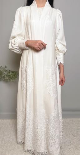 عباية دانتيل باللون الاوف وايت