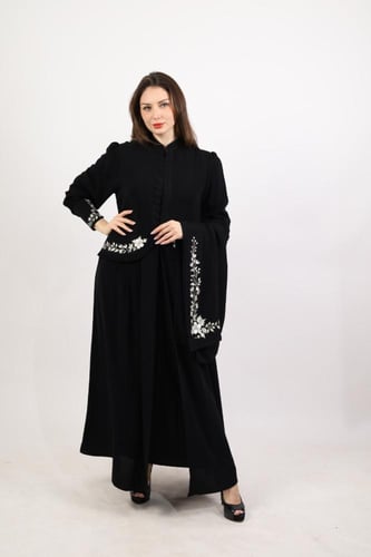 عباية باللون الأسود مطرزة من الخصر